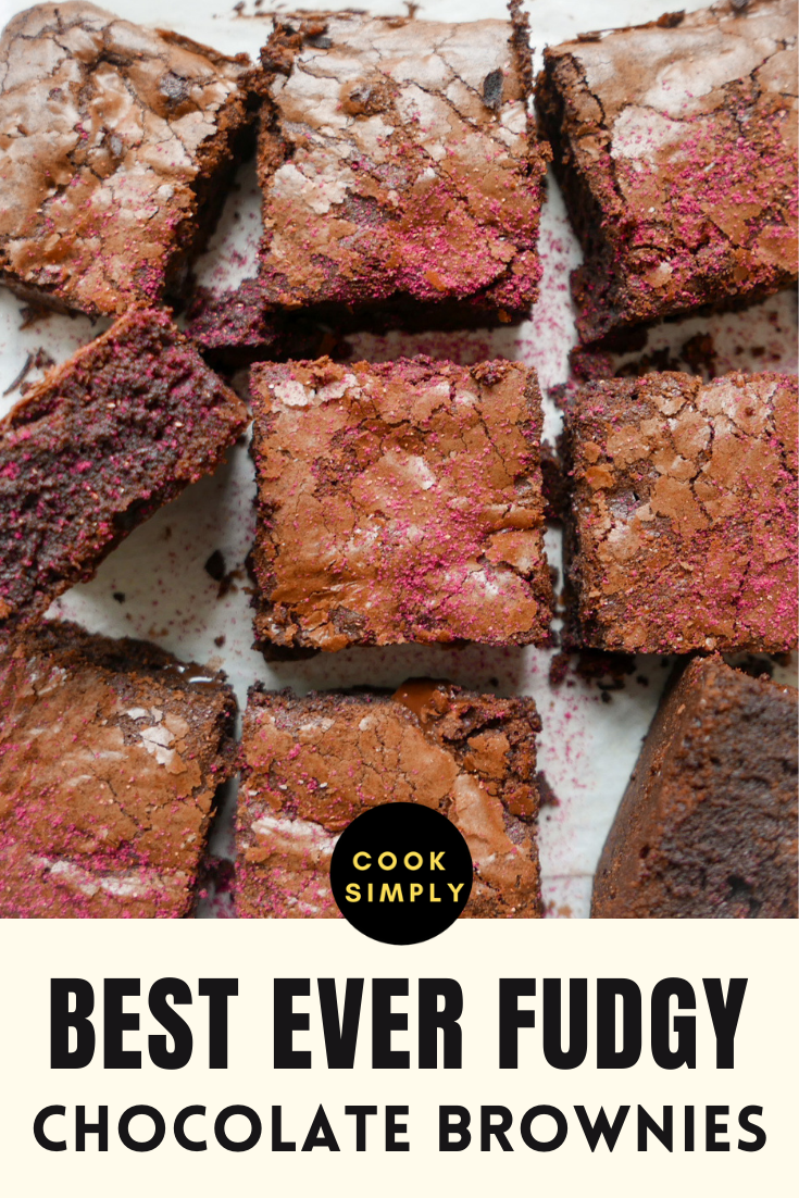 Brownies fondants au chocolat saupoudrés de poudre de framboise