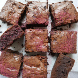 brownies au chocolat fondants saupoudrés de poudre de framboise