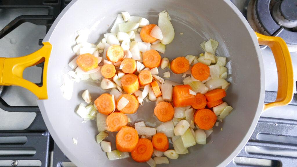 Frying onions, carrots and garlic - Cook Simply