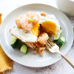Riz frit aux crevettes épicées et concombre au piment - Cook Simply