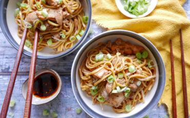 Slow cooker chicken chow mein with spring onions - Cook Simply