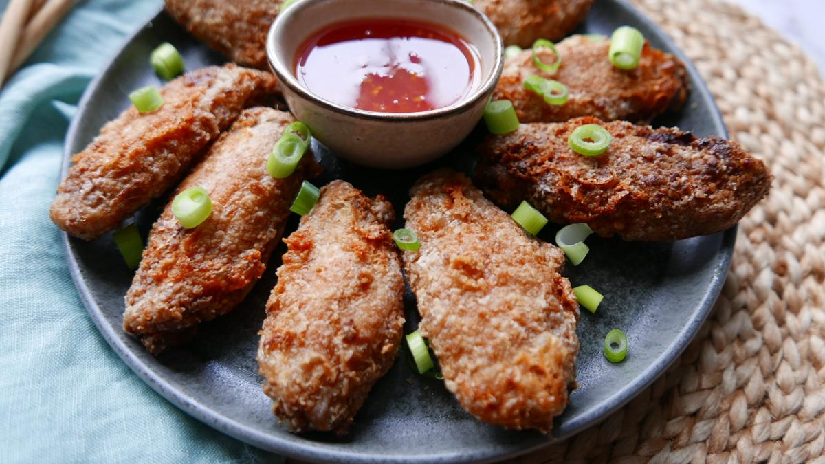 air fryer crispy chicken wings recipe with sweet chilli sauce and spring onions - Cook Simply