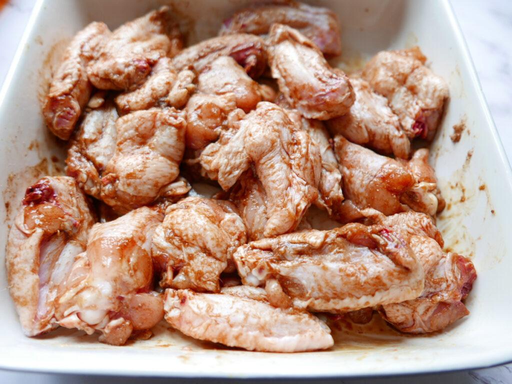 marinating chicken wings - Cook Simply