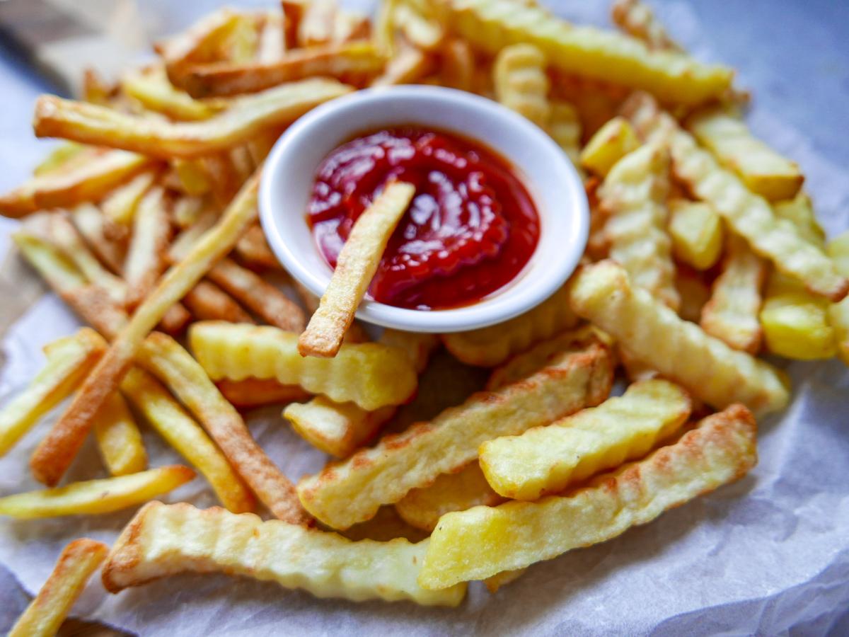 Cosori air fryer frozen french fries with tomato ketchup - Cook Simply