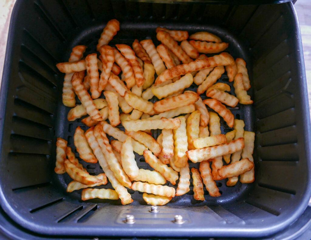 crispy crinkle cut fries cooked in an air fryer - Cook Simply