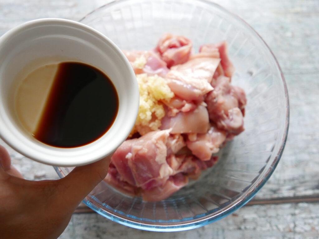 marinating chicken pieces with soy sauce, ginger and garlic - Cook Simply
