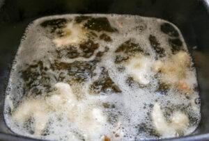 Frying crispy prawns in vegetable oil - Cook Simply