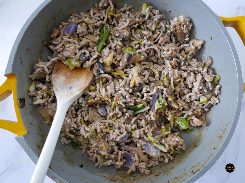Sitr frying pork and vegetable filling for spring rolls - Cook Simply