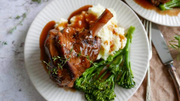 lamb shanks in gravy with mash and broccoli